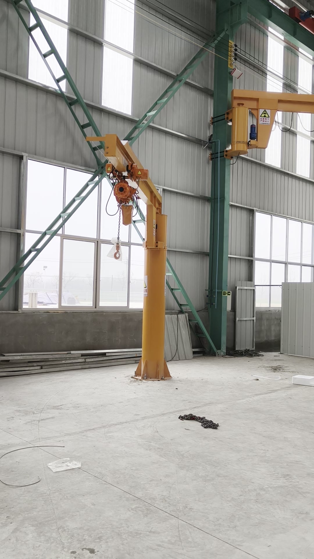 懸臂吊與單梁起重機現(xiàn)場操作展示